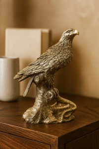 Figurină vultur auriu pe suport, asociat cu libertatea și curajul. Un cadou special și un decor plin de inspirație.
