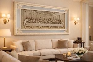 tablou cu scena Cina cea de Taină, relief crem, încadrat într-o ramă decorativă cu margini oglindă și accente baroce