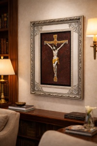 Tablou religios cu Iisus Hristos rastignit pe cruce, decor crestin in rama eleganta argintie inconjurata de oglinda