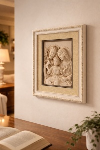 tablou religios reprezentând Sfânta Familie, relief alb-crem cu ramă decorativă clasică, finisaj elegant și detalii fine