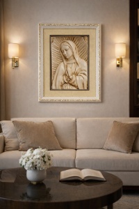 tablou religios cu Sfânta Maria în relief crem, încadrat într-o ramă albă decorativă cu accente crem