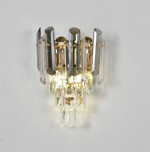 Aplica de perete cu cristale transparente și elemente cromate, design modern și iluminare decorativă