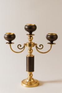 candelabru decorativ din metal auriu cu trei suporturi rotunde maro