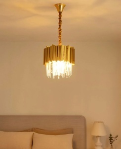 Candelabru auriu cu cristale, design modern și elegant pentru living