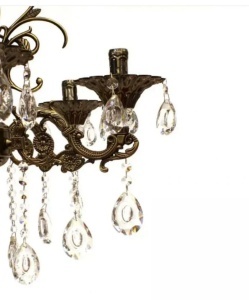 Candelabru vintage cu brațe ornamentale și cristale suspendate, perfect pentru interioare clasice și spații elegante