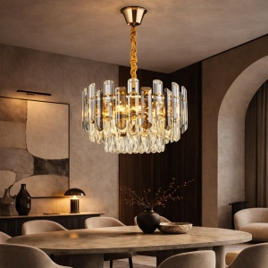 Candelabru modern argintiu cu cristale transparente verticale și design elegant suspendat