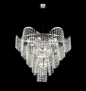 Candelabru luxos cu cristale în cascadă, perfect pentru living sau dining, aducând eleganță și lumină spectaculoasă