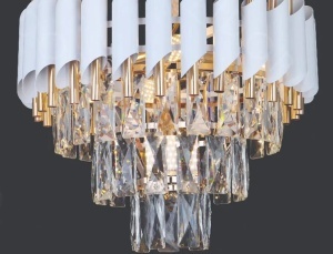 Lustra luxoasa cu cristale si finisaj auriu design elegant pentru living