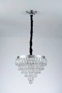 Candelabru modern cu cristale în formă de piramidă inversată, suspendat într-un living elegant