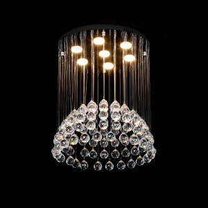 Candelabru modern cu cristale rotunde dispuse în cascadă, iluminare LED și design elegant pentru interioare rafinate