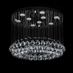 Candelabru modern cu cristale suspendate pe fire fine, ideal pentru iluminat elegant și accent premium în living sau dining