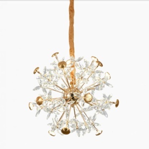 Candelabru modern tip „dandelion” cu structură aurie și cristale, ideal pentru iluminat decorativ în living