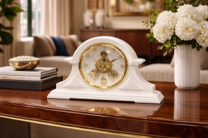 Ceas de masă alb cu design clasic și cadran elegant, decor vintage pentru living