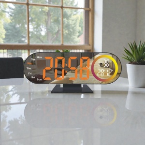 Ceas digital cu afișaj LED și ecran cu efect de oglindă, temperatură și umiditate, design modern pentru birou sau interior.