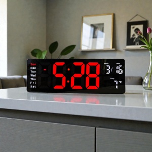 Ceas digital cu afișaj LED rosu și colțuri rotunjite, dată, temperatură și ziua săptămânii, design modern pentru interior.