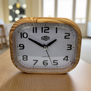 Ceas de masă analogic modern, minimalist cu ramă maro imitație lemn și cadran alb, ideal pentru birou sau dormitor