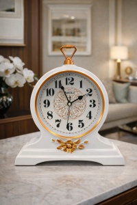 Ceas de masă elegant cu finisaj alb și detalii decorative