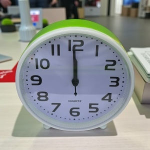 Ceas decorativ clasic cu afișaj analogic, cifre negre mari și ramă alb-verde
