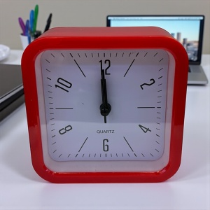 Ceas de masă analogic minimalist pătrat cu ramă rosie și cadran alb, ideal pentru dormitor sau birou modern