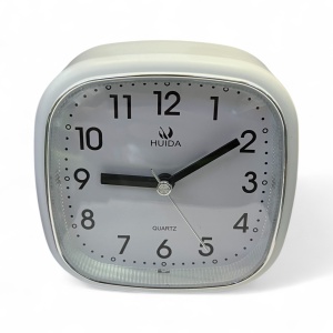 Ceas de masă analogic pătrat, modern cu ramă neagra și cadran alb, ideal pentru dormitor sau birou modern