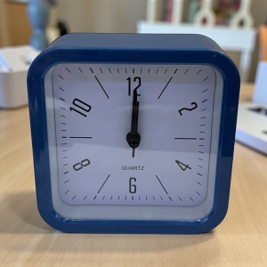 Ceas de masă analogic minimalist pătrat cu ramă albastra și cadran alb, ideal pentru dormitor sau birou modern