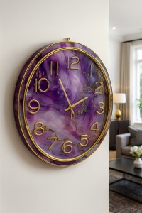 ceas decorativ rotund cu design artistic marmura mov si rama aurie eleganta