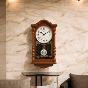 Ceas de perete vintage cu pendul decorativ, design clasic cu cadran mare și motive ornamentale, ideal pentru decor interior