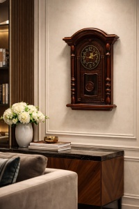 Ceas de perete retro , design tradițional cu coloane sculptate și pendul ornamental, perfect pentru interioare elegante și rustice.
