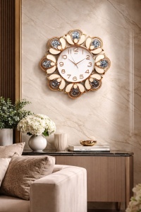 ceas de perete elegant cu design floral, rame aurii și decorațiuni strălucitoare argintii
