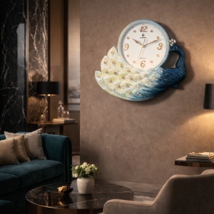 ceas decorativ de perete cu design în formă de păun albastru și verde, cu coadă elegantă și cadran alb
