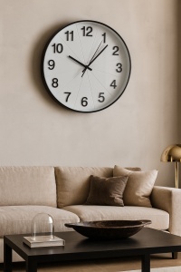 ceas de perete elegant cu ramă neagră, cadran alb cu cifre negre reliefate, design modernceas de perete elegant cu ramă neagră, cadran alb cu cifre negre reliefate, design modern