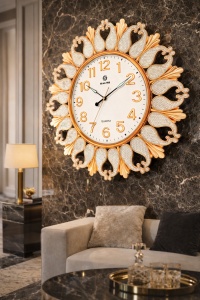 Ceas de perete modern alb cu design floral auriu si detalii decorative elegante