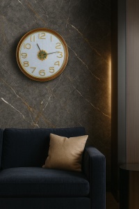 Ceas de perete rotund cu cadran alb și cifre aurii, ideal pentru living modern sau birou elegant
