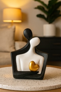 Statuetă artistică modernă, două siluete stilizate ținând o inimă aurie