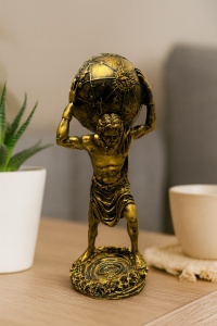statuetă decorativă aurie cu Atlas purtând globul pe umeri