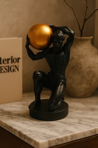Statuetă artistică reprezentându-l pe Atlas, genunchi îndoit, sprijinind globul auriu cu forță