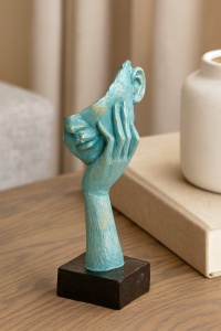 Statuetă artistică modernă reprezentând un chip stilizat cu mâna la obraz, finisaj albastru cu reflexe aurii