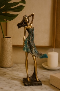 Ornament decorativ femeie în rochie vaporoasă, figurină artistică simbol al frumuseții și feminității
