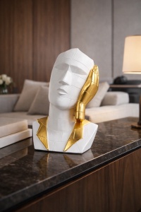 Statueta decorativa bust abstract alb cu detalii aurii, figurina moderna pentru living