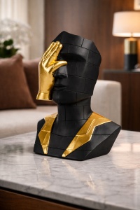 Statueta decorativa bust abstract negru cu mana aurie pe fata, simbol nu vad, figurina moderna pentru living
