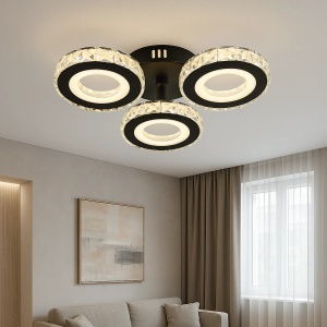 Lustră LED modernă cu trei cercuri luminoase și cristal acrilic, ideală pentru iluminat elegant în living sau dormitor