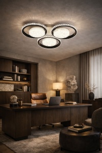 Lustră LED modernă cu trei cercuri luminoase și detalii decorative cristaline