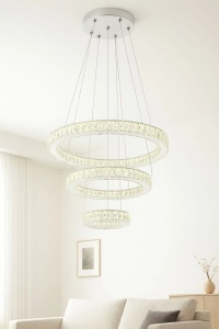 Lustră LED modernă cu trei inele suspendate, efect cristal și lumină caldă, design elegant pentru iluminat decorativ