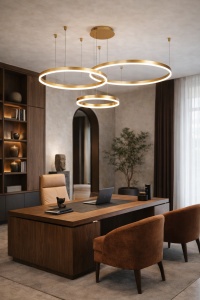Lustră LED suspendată cu trei inele aurii, design modern minimalist și lumină caldă uniformă