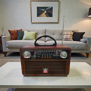 radio portabil retro cu carcasă maro și grilaj , mâner negru și antenă telescopică extensibilă
