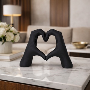 Statueta moderna maini formand o inima decor interior