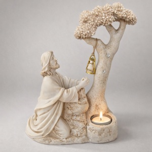 Statueta religioasa cu Iisus rugandu-se langa copac cu suport lumanare, decor crestin spiritual