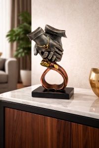 Statueta cu maini de cuplu, verighete si trandafir, decor romantic elegant