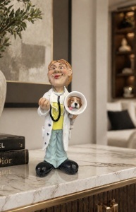 Statueta decorativa medic veterinar cu stetoscop si catel, figurina haioasa pentru cabinet