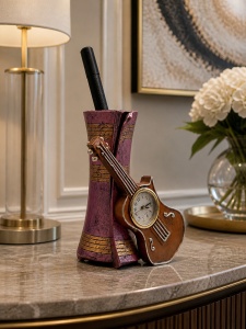 Suport decorativ pentru pixuri cu chitara si ceas, accesoriu elegant pentru birou